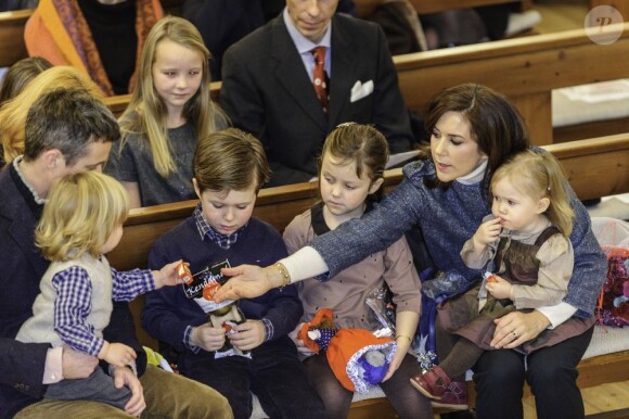 Le prince Frederik et la princesse Mary de Danemark avec leurs quatre enfants, Christian, Isabella et les jumeaux Vincent et Joséphine lors du concert de Noël à l'église Esajas de Copenhague le 16 décembre 2012.