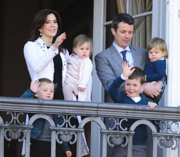 72e anniversaire de la reine Margrethe II, au palais le 16 avril 2012 : le prince Frederik et la princesse Mary de Danemark avec leurs quatre enfants, Christian, Isabella et les jumeaux Vincent et Joséphine lors du concert de Noël à l'église Esajas de Copenhague le 16 décembre 2012.