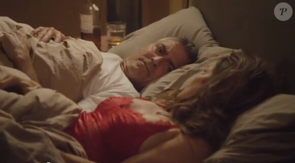 George Clooney et Cindy Crawford se sont retrouvés dans le même lit après avoir bu un peu trop de tequila Casamigos. Bien sûr il s'agit d'une publicité.