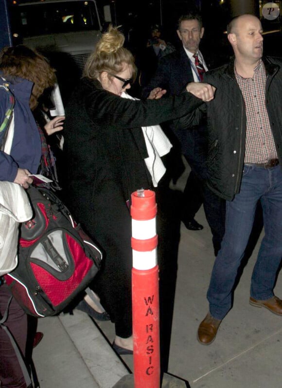 La chanteuse Adele et son fils arrivent à l'aéroport de Los Angeles, le 10 janvier 2013.