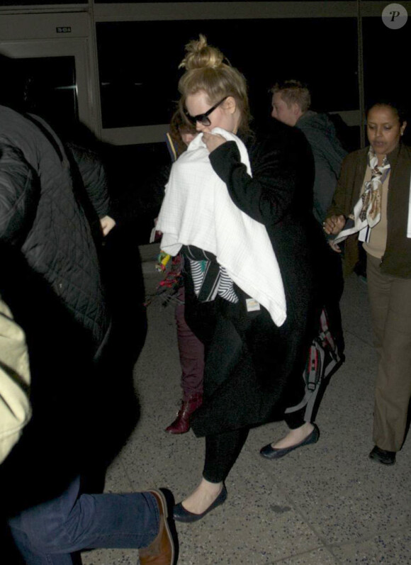 La chanteuse Adele et son fils arrivent à l'aéroport de Los Angeles, le 10 janvier 2013.