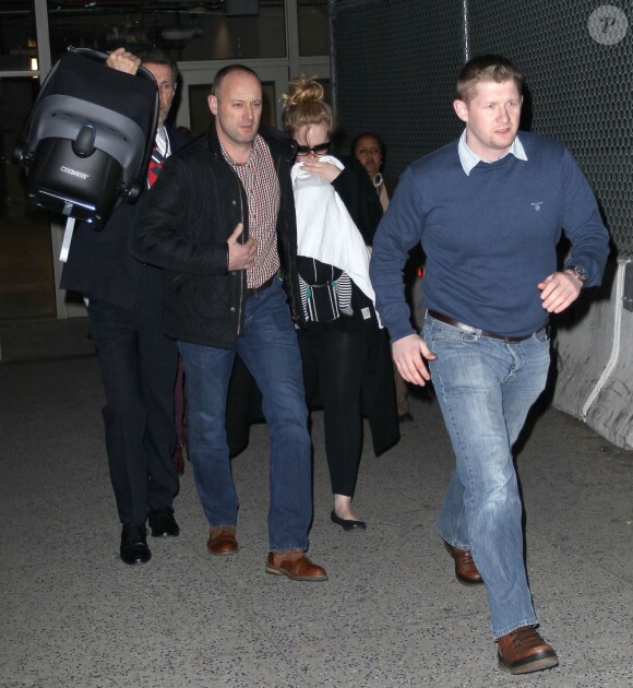 La chanteuse Adele et son fils arrivent à l'aéroport de Los Angeles, le 10 janvier 2013.