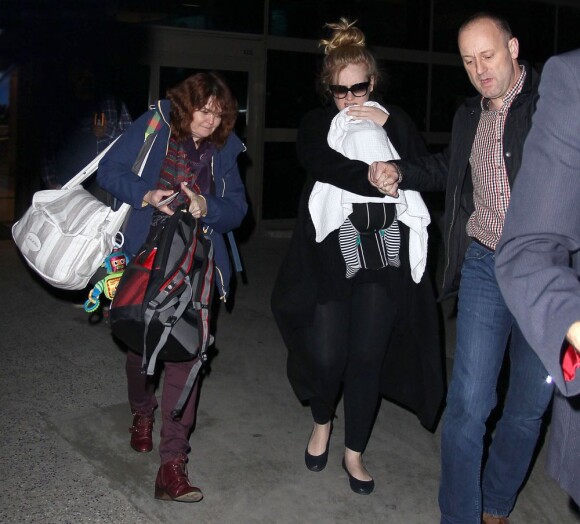 Adele et son fils arrivent à l'aéroport de Los Angeles, le 10 janvier 2013.