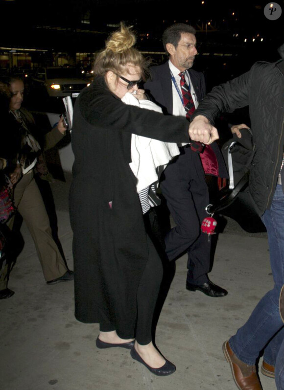 La chanteuse Adele et son fils arrivent à l'aéroport de Los Angeles, le 10 janvier 2013. Elle est attendue dimanche aux Golden Globes.