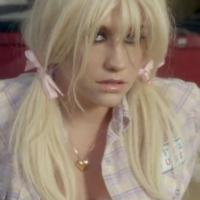 Kesha : Délurée et vandale avec des peluches géantes pour le clip de ''C'Mon''