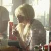 Kesha, serveuse ingénue dans le clip de C'Mon, extrait de son troisième album Warrior, sorti le 4 décembre 2012.