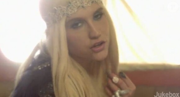 Kesha dans le clip de C'Mon, extrait de son troisième album studio Warrior, sorti le 4 décembre 2012.