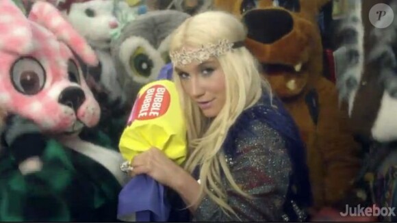 Kesha dans le clip de son nouveau single C'Mon, extrait de son troisième album Warrior, sorti le 4 décembre 2012.