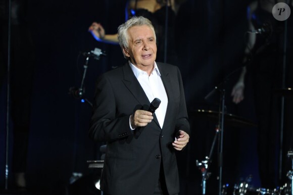 Le chanteur Michel Sardou lors de son concert exceptionnel du Palais Omnisport de Paris Bercy le 12 décembre 2012
