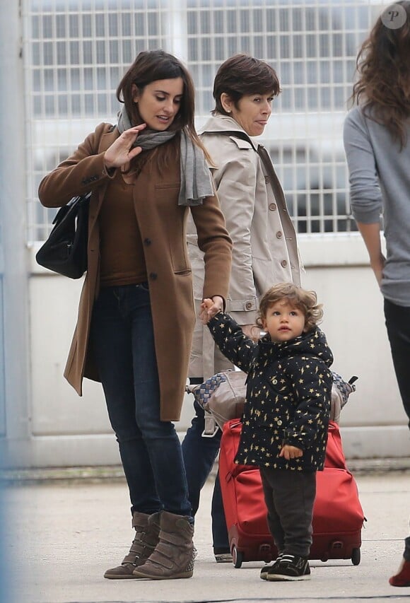 Penélope Cruz et son fils Leonardo arrivent à l'aéroport du Bourget à Paris, le 24 octobre 2012.