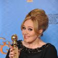 Adele avec son Golden Globe de la meilleure chanson écrite pour un film avec Skyfall à Los Angeles, le 13 janvier 2013.