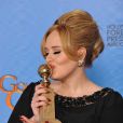 Adele avec son Golden Globe de la meilleure chanson écrite pour un film avec Skyfall à Los Angeles, le 13 janvier 2013.