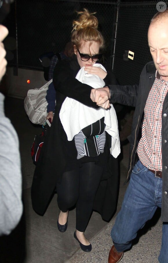 La chanteuse Adele et son fils arrivent à Los Angeles, le 10 janvier 2013.
