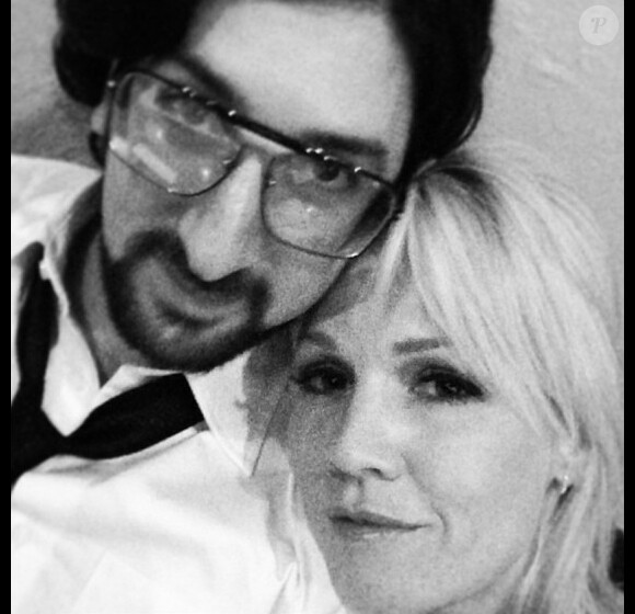Jennie Garth a posté sur Twitter la nuit du Nouvel An une photo d'elle et de son nouveau chéri Jeremy Salken.