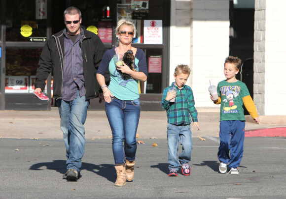 Britney Spears fait du shopping avec ses enfants Sean Preston et Jayden James dans une animalerie à Los Angeles le 18 Novembre 2012.