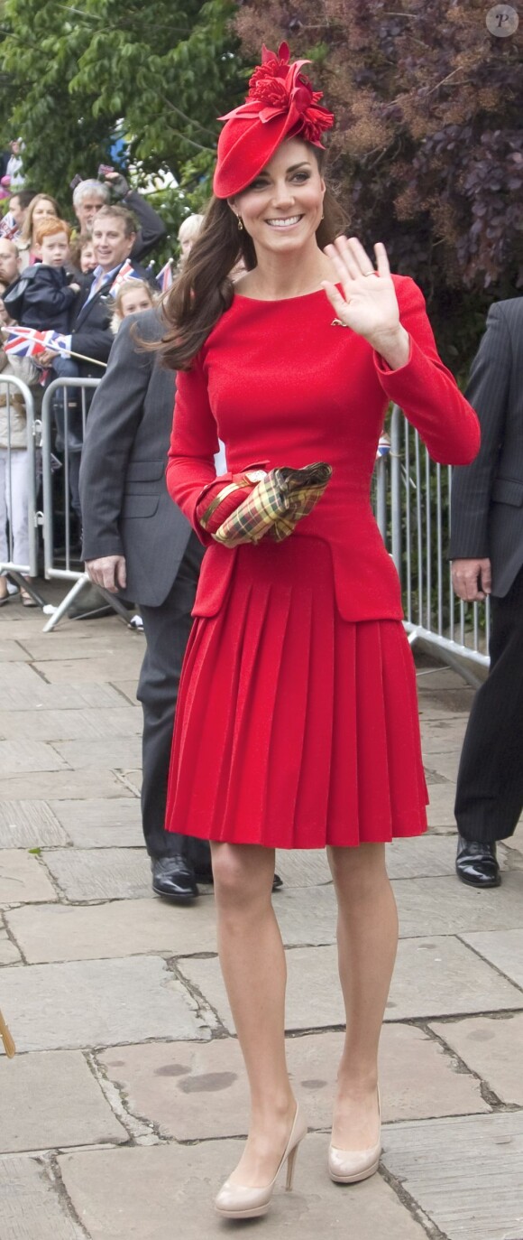 Kate Middleton ravissante dans son ensemble rouge Alexander McQueen et ses souliers beiges L.K. Bennett pour célébrer le jubilé de la reine Elizabeth II. Londres, le 3 juin 2012.