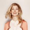 L'actrice Rosamund Pike photographiée par Mariano Vivanco pour la campagne printemps-été 2013 de L.K. Bennett.