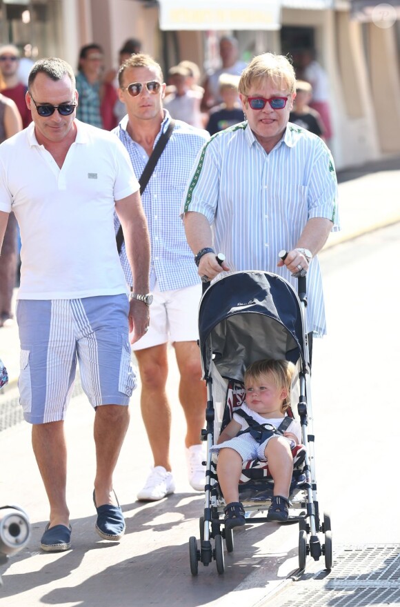 David Furnish et Elton John à Saint-Tropez, le 2 août 2012.