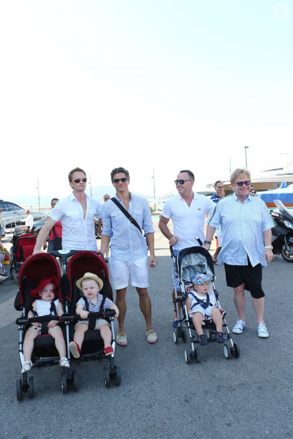 David Furnish, Elton John, Neil Patrick Harris et David Burtka  à Saint-Tropez, le 2 août 2012.