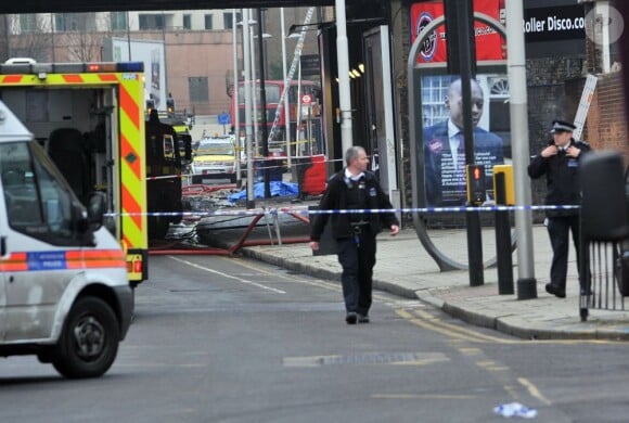 Un helicoptère s'écrase en plein coeur de Londres, après avoir percuté une grue en haut d'un bâtiment, le 16 janvier 2013.