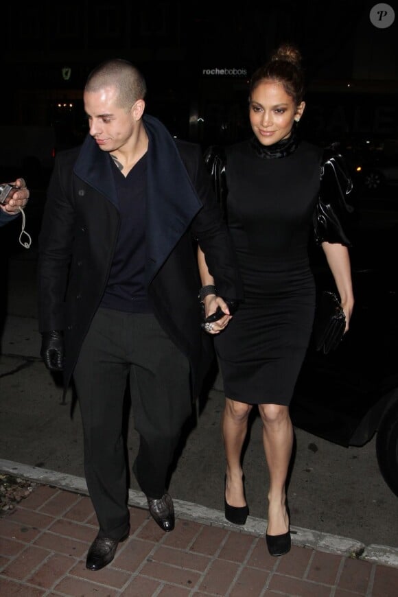 Jennifer Lopez et Casper Smart se rendent au restaurant, le 16 janvier 2013 à Los Angeles. Le couple se tient par la main. Malgré les doutes de la chanteuse, le couple semble solide.