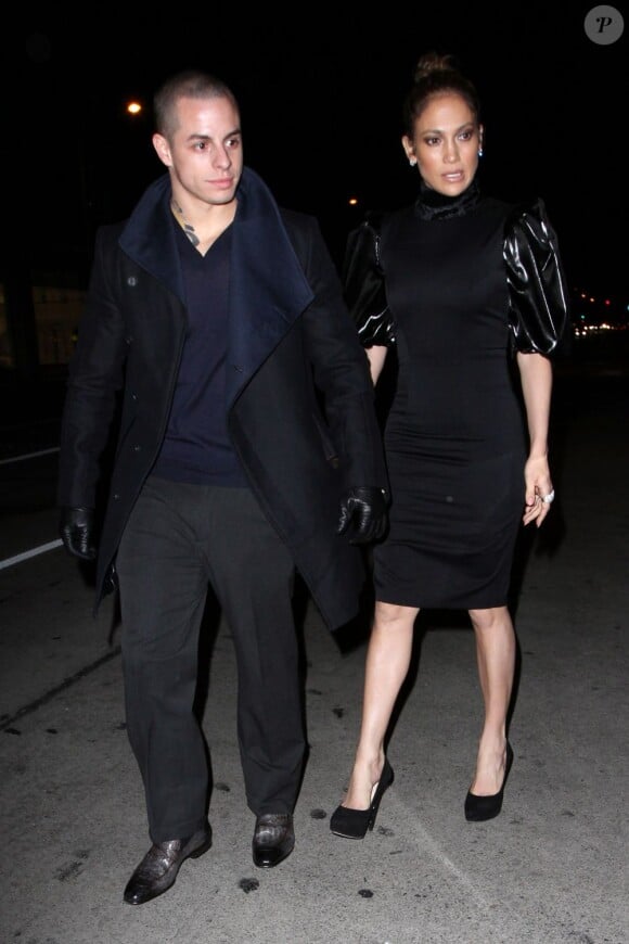 Jennifer Lopez et Casper Smart se rendent au restaurant, le 16 janvier 2013 à Los Angeles. Le duo se tient par la main.