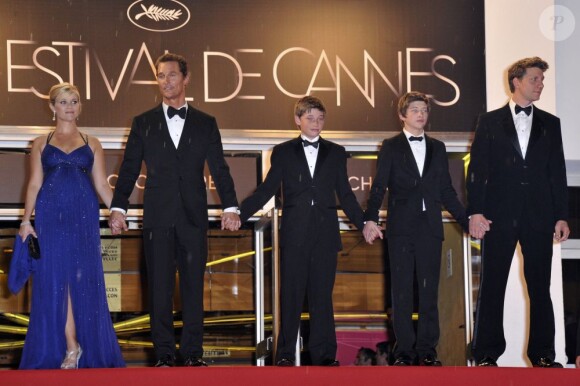 Matthew McConaughey, Reese Witherspoon, Tye Sheridan, Jacob Lofland et Jeff Nichols montent les marches pour Mud à Cannes, le 26 mai 2012.