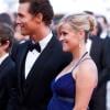 Reese Witherspoon pose enceinte au côté de Matthew McConaughey sur le tapis rouge du film Mud à Cannes, le 26 mai 2012.
