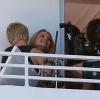 Alfie Allen et Emma Rigby sur le tournage du film Plastic, sur un balcon à Miami, le 15 janvier 2013.