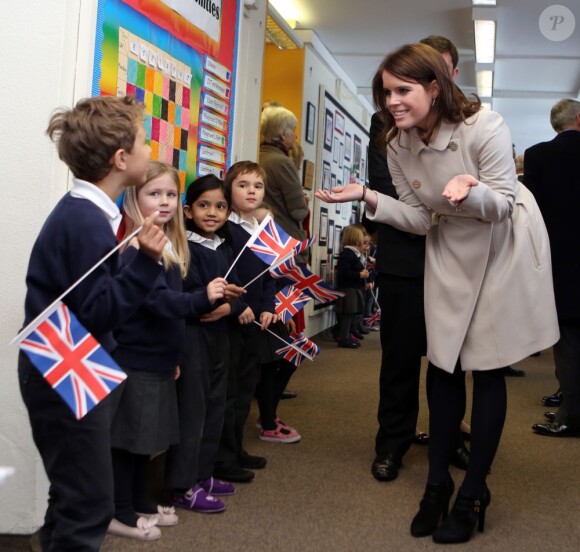 Les princesses Beatrice et Eugenie d'York, ici en visite dans une école britannique, entamaient le 17 janvier 2013 à Berlin une visite de deux jours en Allemagne pour leur première mission internationale officielle, soutenant la campagne de promotion GREAT avec le Great Britain Mini Tour.