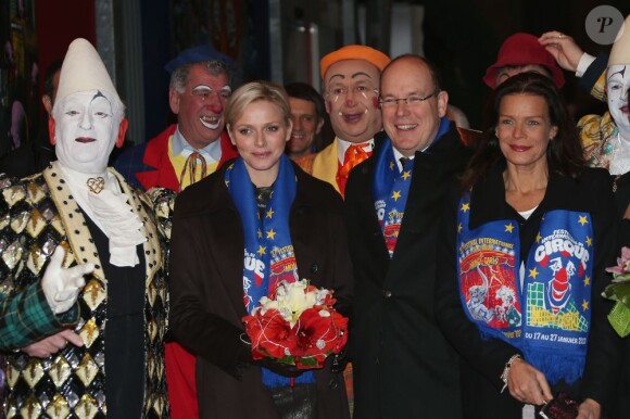 Charlène de Monaco, le prince Albert II, et Stéphanie de Monaco au 37e Festival International du Cirque de Monte-Carlo le 17 janvier 2013.