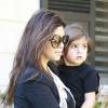 Kourtney Kardashian quitte un cours de musique pour enfants avec son fils Mason dans les bras. Los Angeles, le 17 janvier 2013.
