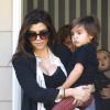 Kourtney Kardashian quitte un cours de musique pour enfants avec son fils Mason dans les bras. Los Angeles, le 17 janvier 2013.