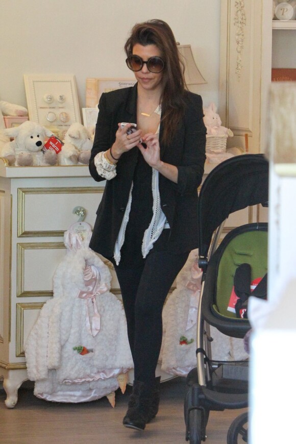 Kourtney Kardashian fait du shopping dans la boutique Petit Tresor à West Hollywood. Le 17 janvier 2013.