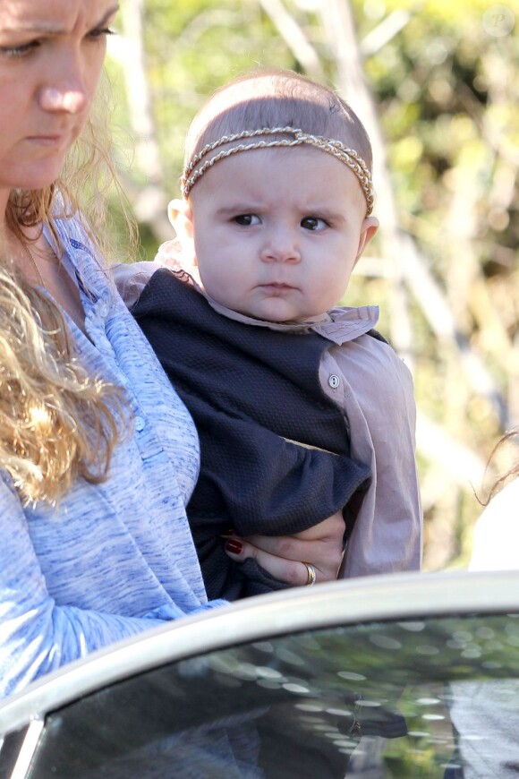 Penelope, 7 mois, quitte un cours de musique pour bébés dans les bras de sa nounou. Le 17 janvier 2013.