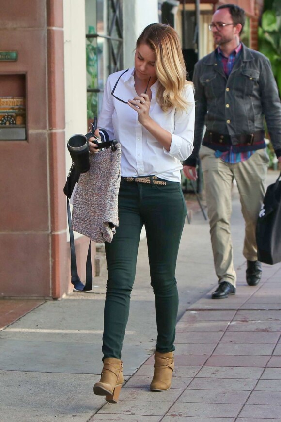 Exclusif - L'ex-star de télé-réalité reconvertie blogueuse et créatrice de mode Lauren Conrad porte une chemise blanche avec un jean vert foncé Rag & Bone et des bottines de sa propre marque LC Lauren Conrad. Los Angeles, le 15 janvier 2013.