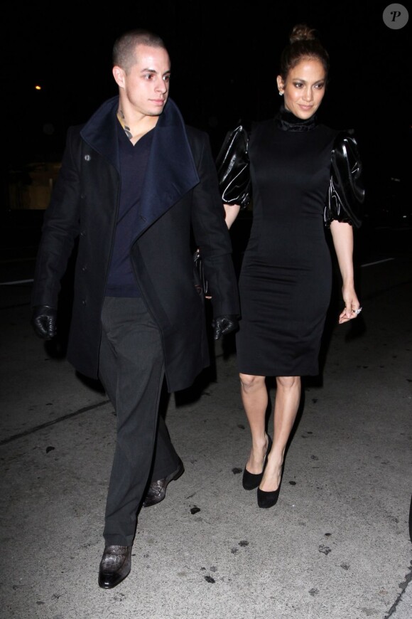 Exclusif - Jennifer Lopez, ravissante et moulée dans une robe noire à manches en vinyle pour un dîner en amoureux avec Casper Smart au restaurant Madeo. Los Angeles, le 16 janvier 2013.