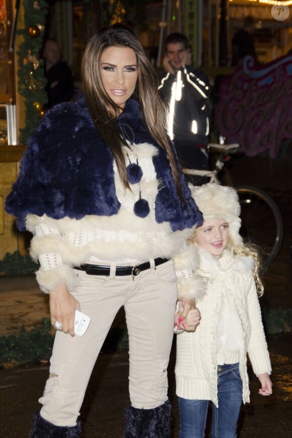 Katie Price et sa fille Princess Tiaamii lors de la soirée de lancement de Winter Wonderland à Londres. Le 22 novembre 2012.