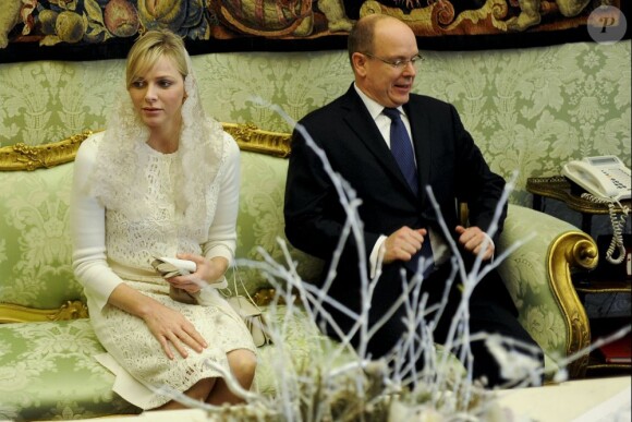 Le prince Albert II et la princesse Charlène de Monaco rencontrent le Pape Benoît XVI à Rome le 12 janvier 2013