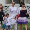 Jennifer Lopez accompagnée de ses deux enfants Max et Emme et d'autres membres de la famille se detendent au bord d'une piscine avant d'aller dejeuner a Miami, le 19 janvier 2013.