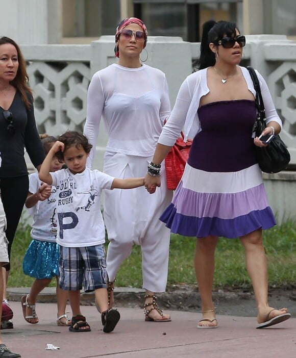 Jennifer Lopez accompagnée de ses deux enfants Max et Emme et d'autres membres de la famille se detendent au bord d'une piscine avant d'aller dejeuner a Miami, le 19 janvier 2013.