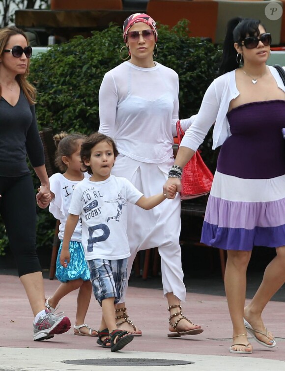 Jennifer Lopez en compagnie de ses enfants Max et Emme et d'autres membres de la famille se détendent au bord d'une piscine avant d'aller dejeuner a Miami, le 19 janvier 2013.