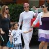 Jennifer Lopez, ses enfants Max et Emme et d'autres membres de la famille se detendent au bord d'une piscine avant d'aller dejeuner a Miami, le 19 janvier 2013.