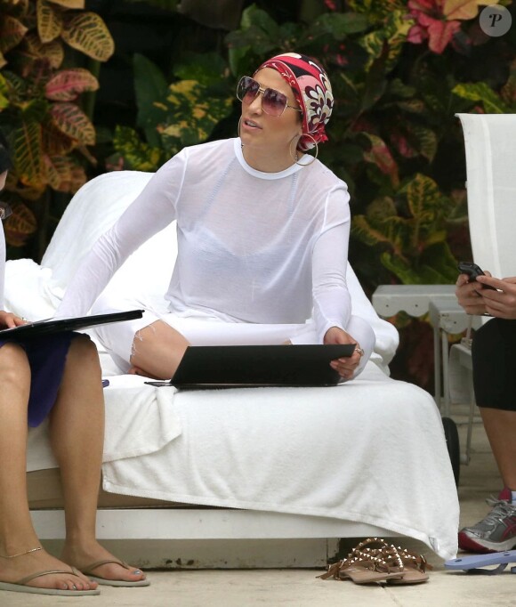 Jennifer Lopez, ses enfants Max et Emme se detendent au bord d'une piscine avant d'aller dejeuner a Miami, le 19 janvier 2013.