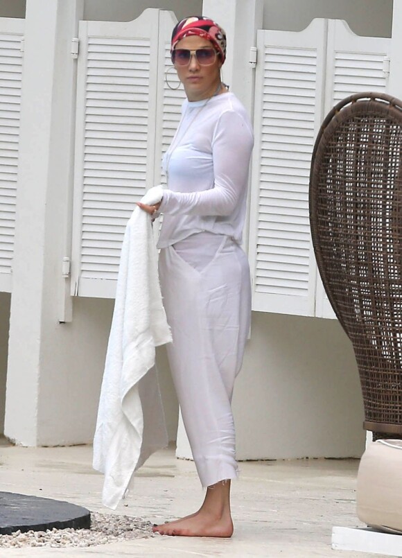 Jennifer Lopez, somptueuse, aux côtés de ses enfants Max et Emme et d'autres membres de la famille au bord d'une piscine avant d'aller dejeuner a Miami, le 19 janvier 2013.