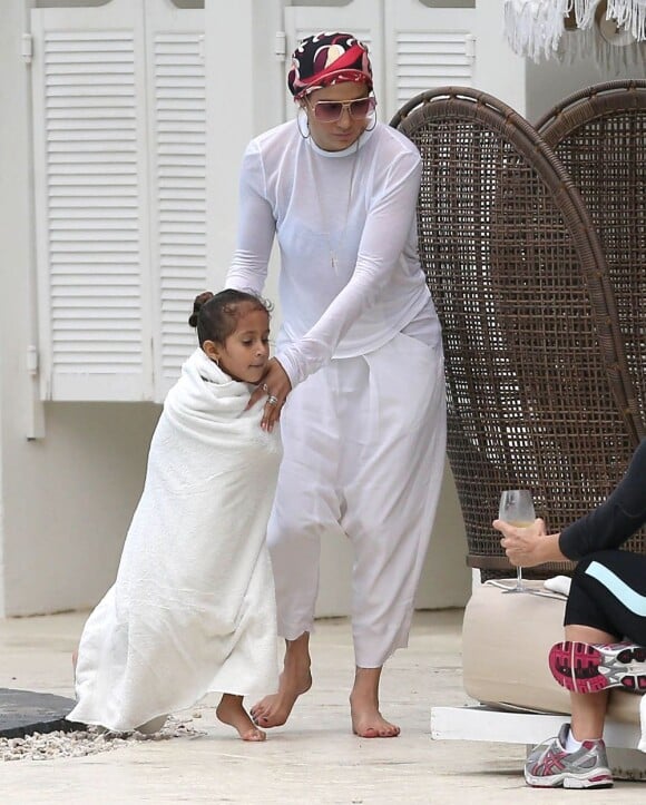 Jennifer Lopez, ses enfants Max et Emme et d'autres membres de la famille se detendent au bord d'une piscine à Miami, le 19 janvier 2013.