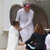 Jennifer Lopez, ses enfants Max et Emme et d'autres membres de la famille se detendent au bord d'une piscine avant d'aller dejeuner a Miami, le 19 janvier 2013.