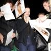 Miranda Kerr signe des autographes à quelques fans lorsqu'elle arrive à l'aéroport de Los Angeles le 18 janvier 2013