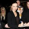 Miranda Kerr glamour et chic signe des autographes à quelques fans lorsqu'elle arrive à l'aéroport de Los Angeles le 18 janvier 2013