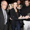 Miranda Kerr signe des autographes à quelques fans lorsqu'elle arrive à l'aéroport de Los Angeles le 18 janvier 2013